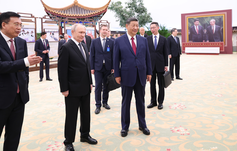 习近平同俄罗斯总统普京共同参观